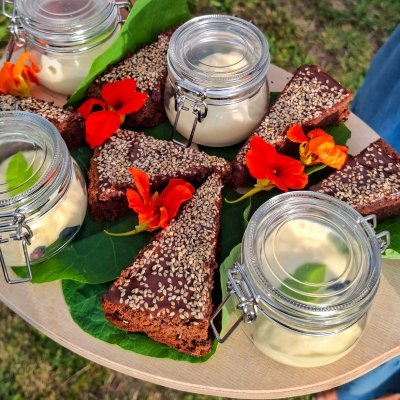 Tahin dadelcake van Marion Pluimes