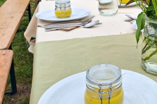 Gele gazpacho-amuse van Marion Pluimes