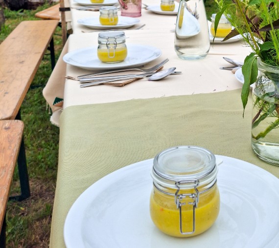 Gele gazpacho-amuse van Marion Pluimes