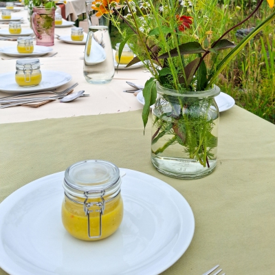 Gele gazpacho-amuse van Marion Pluimes