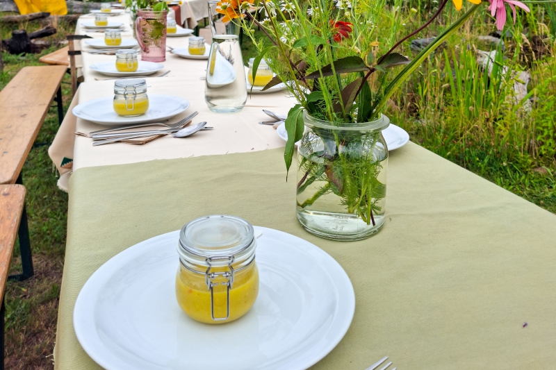 Gele gazpacho-amuse van Marion Pluimes