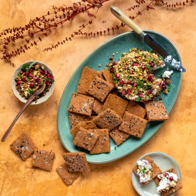 Rode linzencrackers met geitenkaas