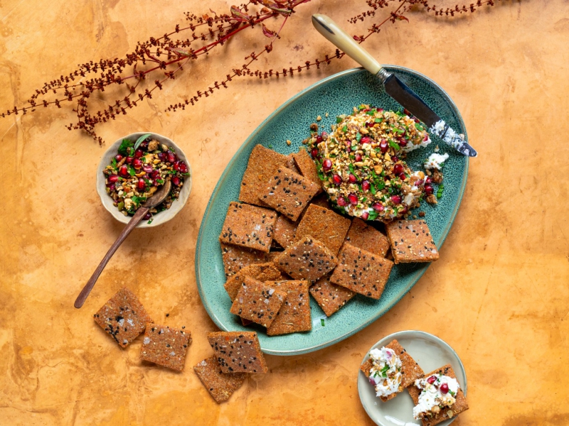 Rode linzencrackers met geitenkaas