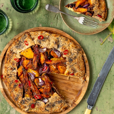 Boekweitcrostata met geroosterde groenten, cottage cheese en hot honey