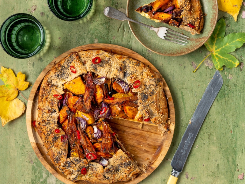 Boekweitcrostata met geroosterde groenten, cottage cheese en hot honey