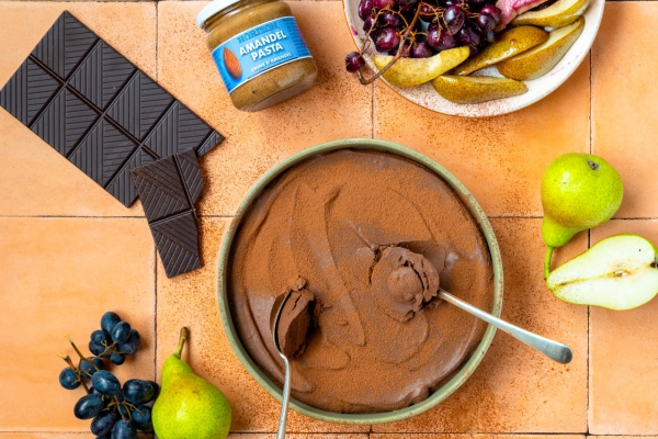 Chocolademousse met amandel en geroosterde druiven en peren