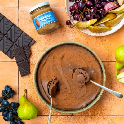 Chocolademousse met amandel en geroosterde druiven en peren