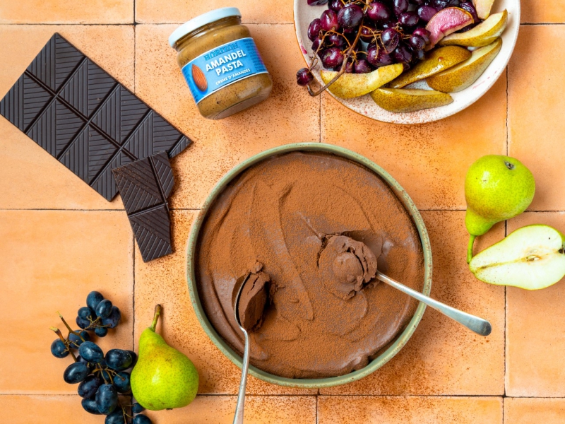 Chocolademousse met amandel en geroosterde druiven en peren