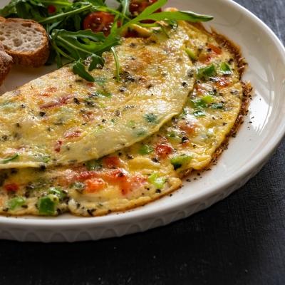 recept omelet met paksoi, ui en paprika