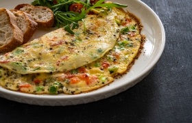 recept omelet met paksoi, ui en paprika