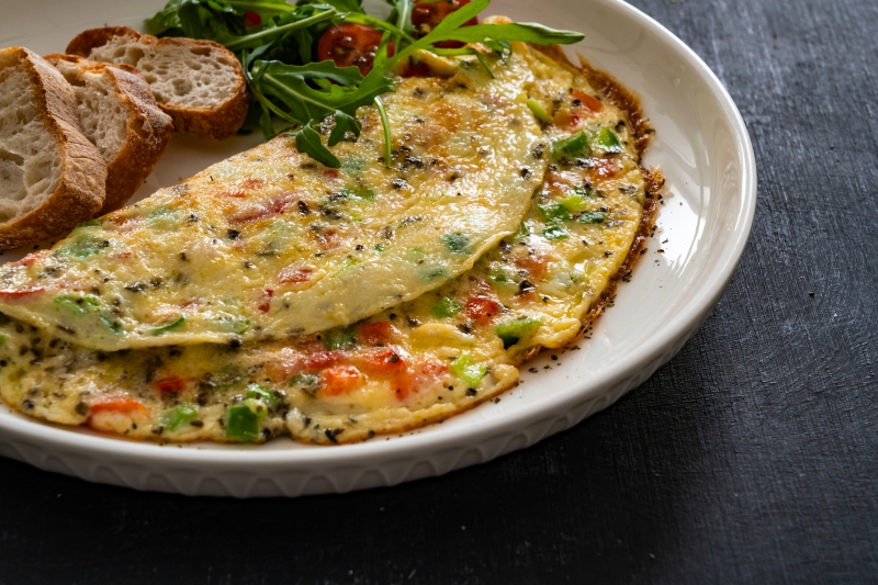 recept omelet met paksoi, ui en paprika