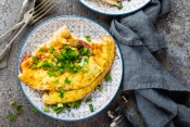 Omelet met paksoi, ui en paprika