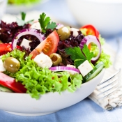 Salade met feta en olijven