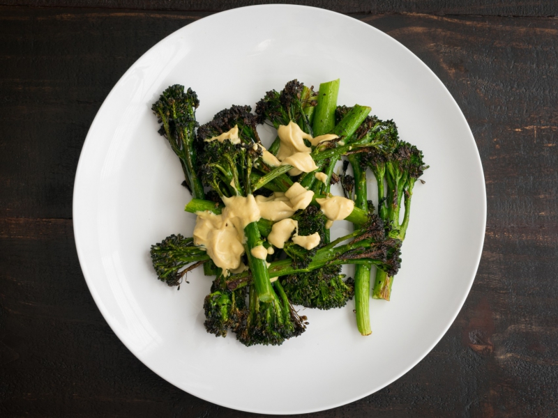 Geroosterde broccolini met citroen tahini dressing