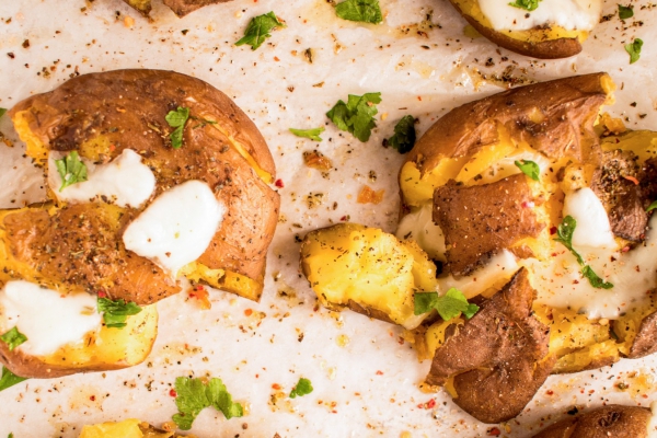 Smashed aardappelen met feta en munt