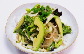 Salade met venkel, asperges, avocado en rozijnen