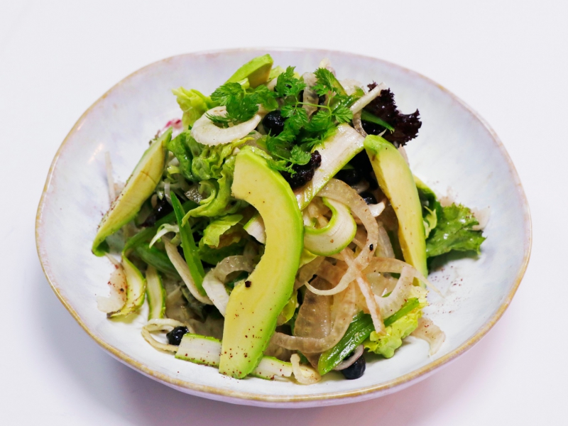 Salade met venkel, asperges, avocado en rozijnen