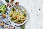 volkoren penne met broccoli en walnoten