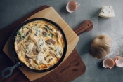 omelet met kastanjechampignons en kaas