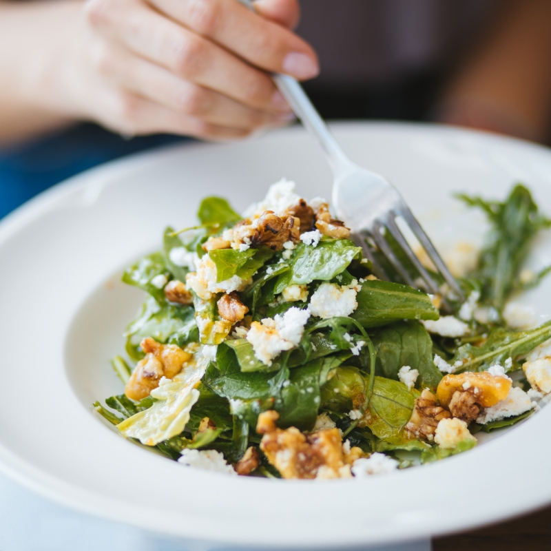 Andijviesalade met fruit en kaas