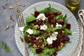 biologische bieten salade geitenkaas en walnoten