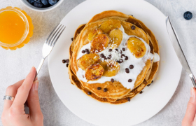 Boekweitpannenkoek met banaan en honingsaus