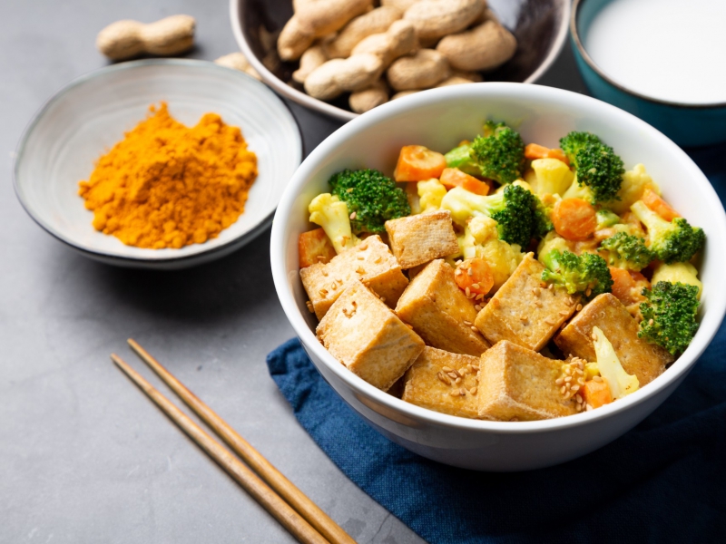 Tofu met groenten in kokossaus