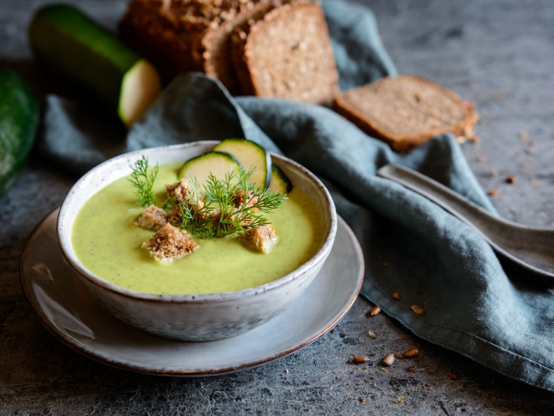 Courgettesoep met knoflook croutons