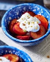 Gekarameliseerde pruimen met ricotta