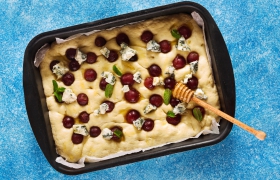 Druivenfocaccia met blauwe kaas en kruiden
