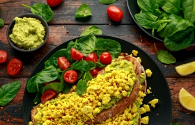 Toast met roerei-tofu en guacamole