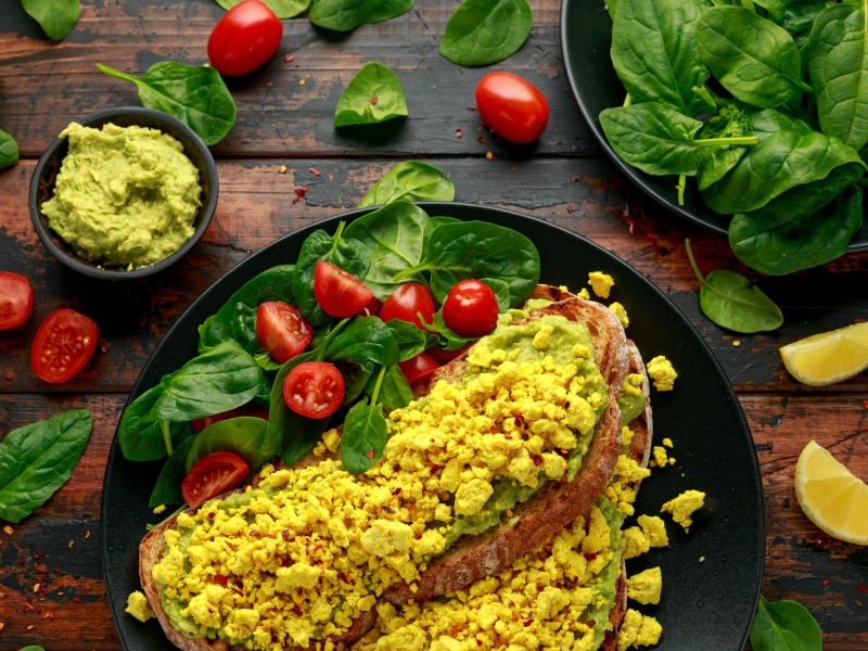 Toast met roerei-tofu en guacamole