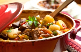 Herfst stoofpotje met lams worstjes en zwarte bonen