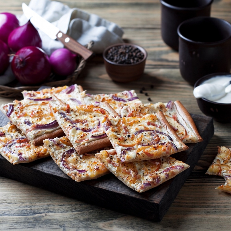 Flammkuchen met appel, geitenkaas en rode ui