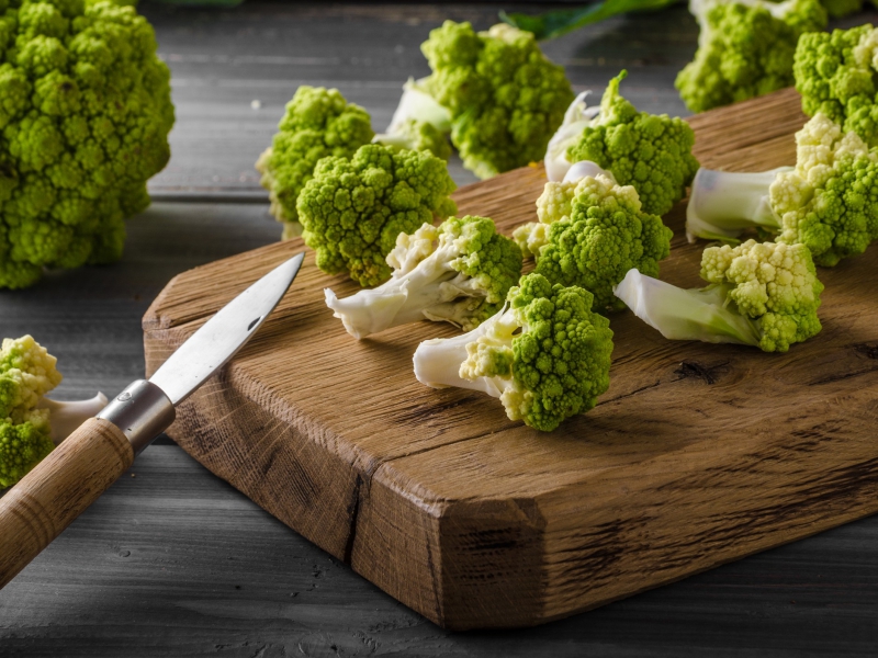 Gebakken romanesco met walnoten