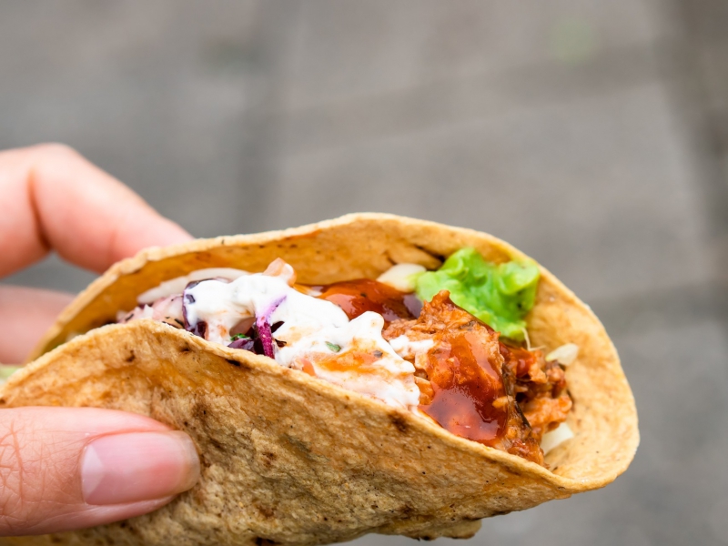 Mexicaanse taco met kip en bonensalsa