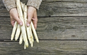 Asperges met ei, olijven en citroenmelisse