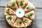 Quesadillas met feta en tuinbonen spread 