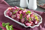Bieten-aardappelsalade met feta en groenselderij