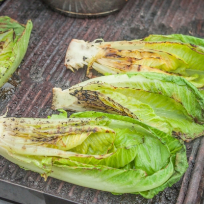 Gegrilde mini-Romana met wilde tomaten