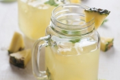 Punch met prosecco en ananas