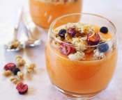 Cantaloupe meloensmoothie met cruesli