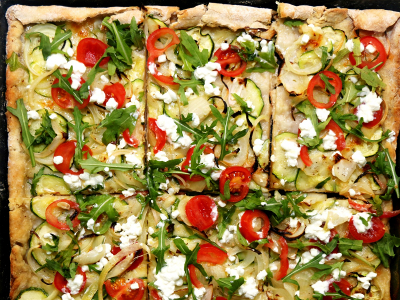 Pizza met cherry tomaten, courgette en cottage cheese