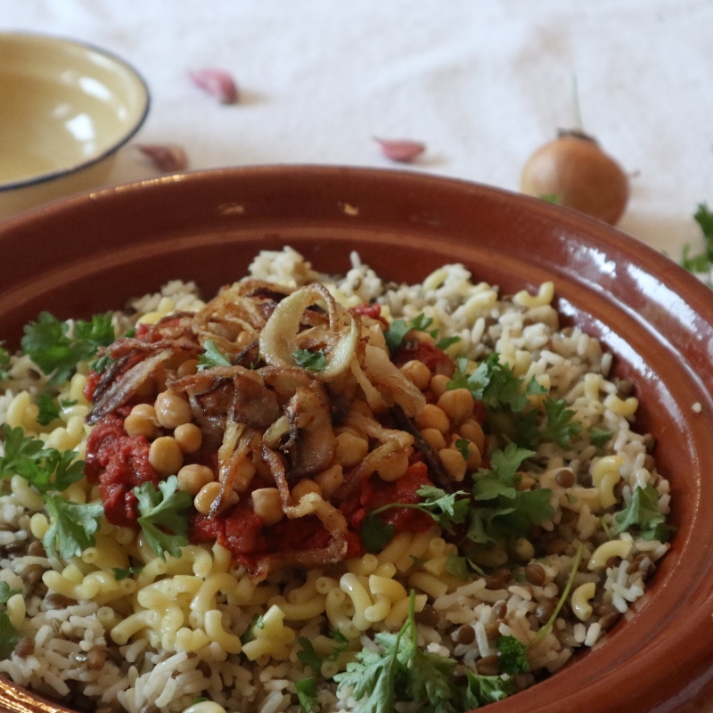 Koshari: rijstschotel met macaroni, kikkererwten, ui en tomatensaus