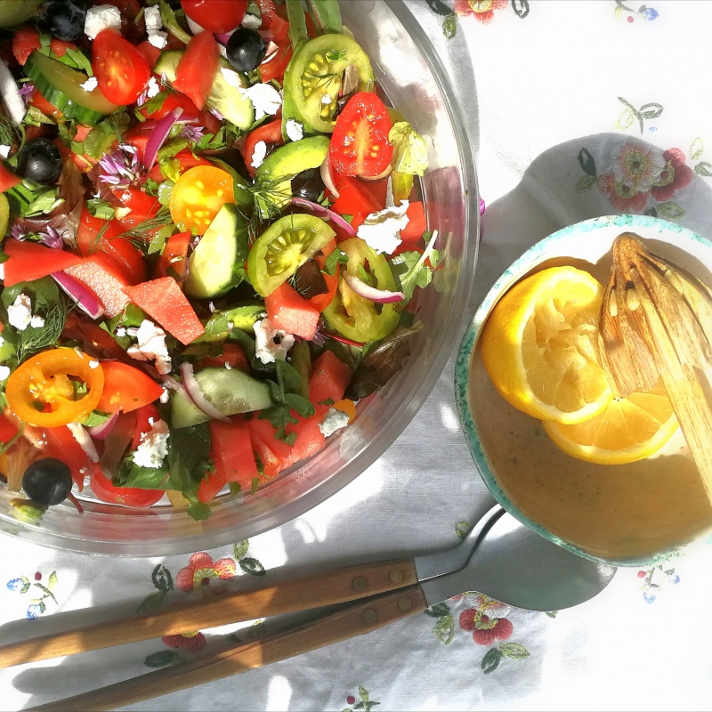 Tomatensalade met watermeloen, komkommer, feta en blauwe bessen