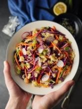 Salade bowl met quinoa, kool, bospeen en radijs