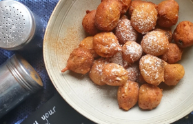 Buñuelos (mini oliebollen) met pompoen en rozijnen