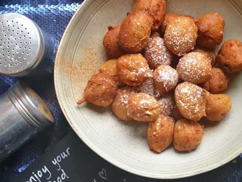 Buñuelos (mini oliebollen) met pompoen en rozijnen